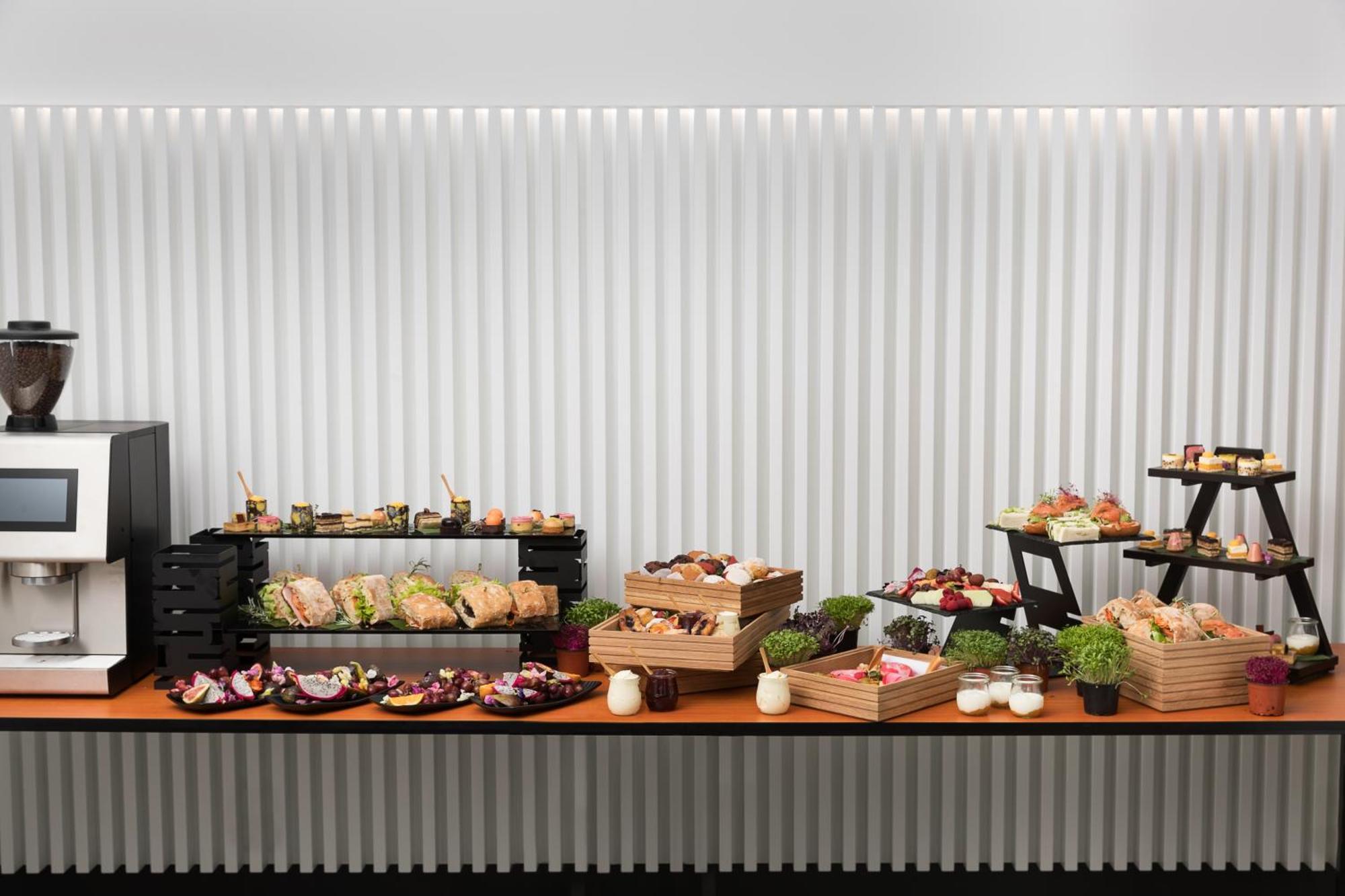 Crystalbrook Riley Cairns Exterior foto A typical buffet