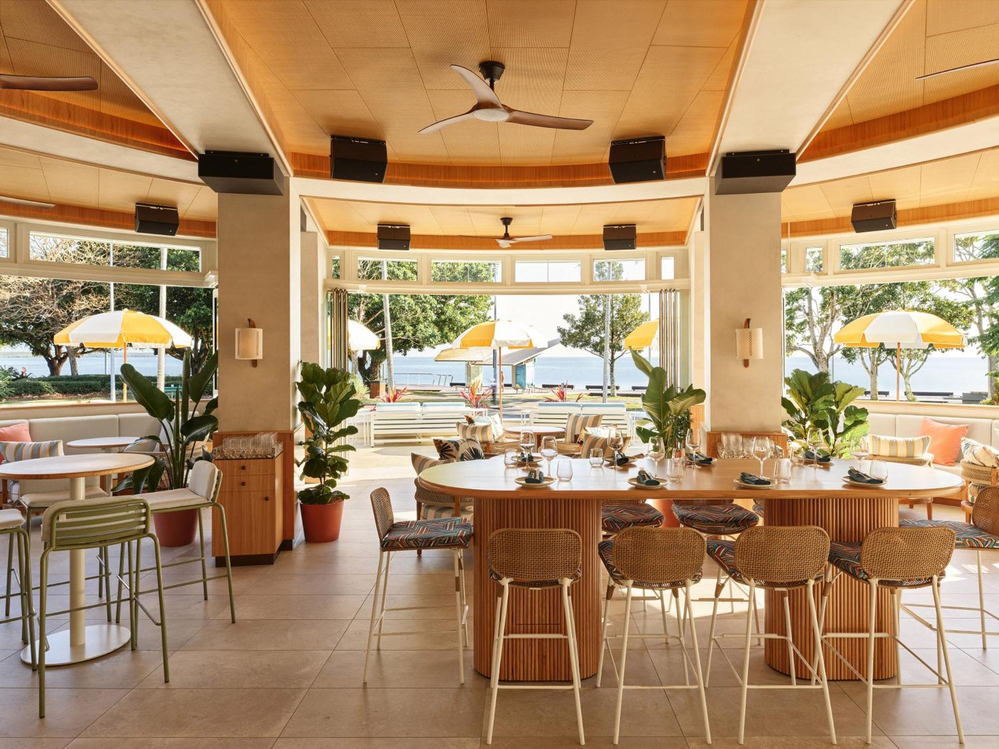 Crystalbrook Riley Cairns Exterior foto The Beach Bar