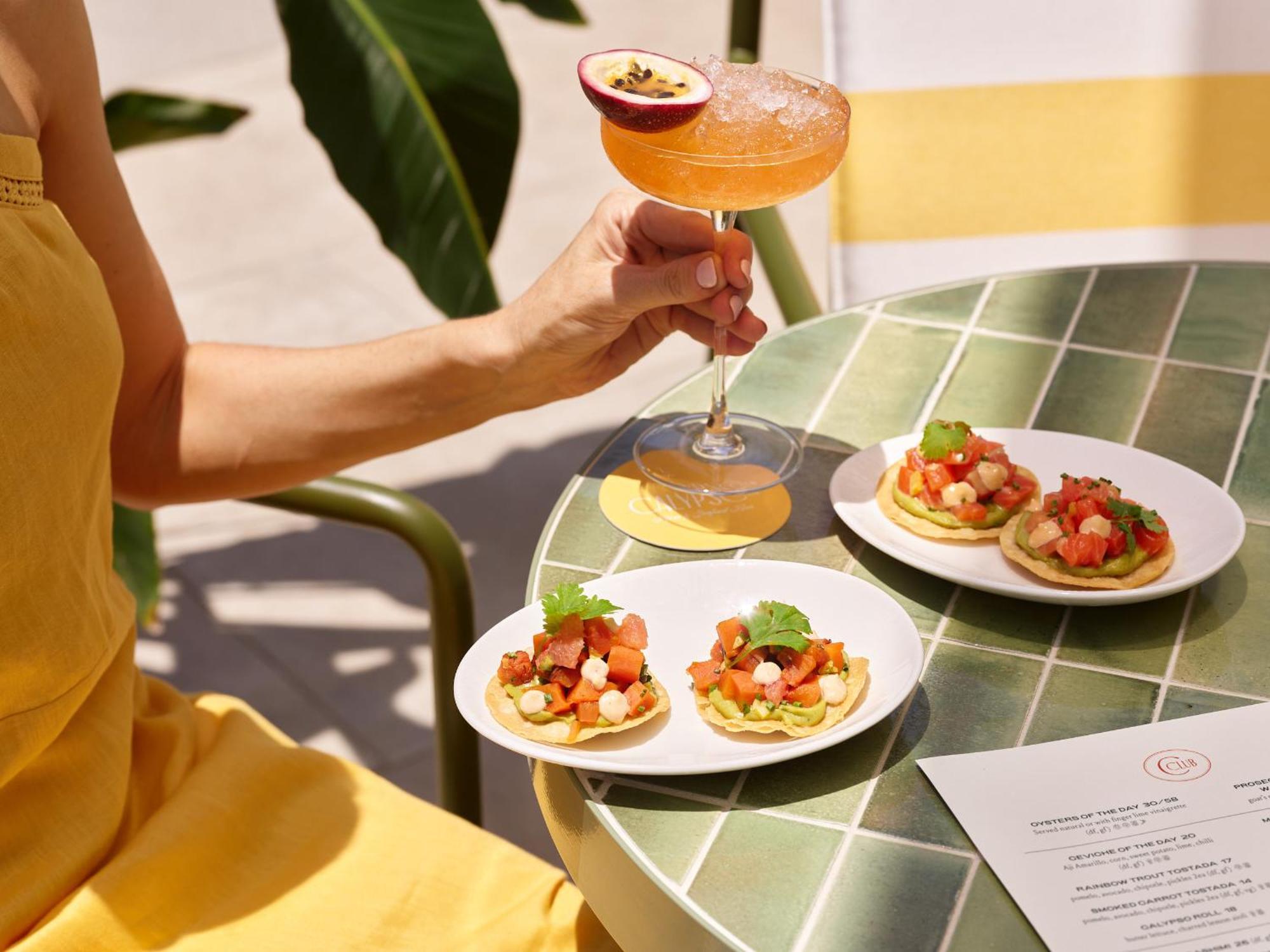 Crystalbrook Riley Cairns Exterior foto A woman holding a cocktail at a restaurant