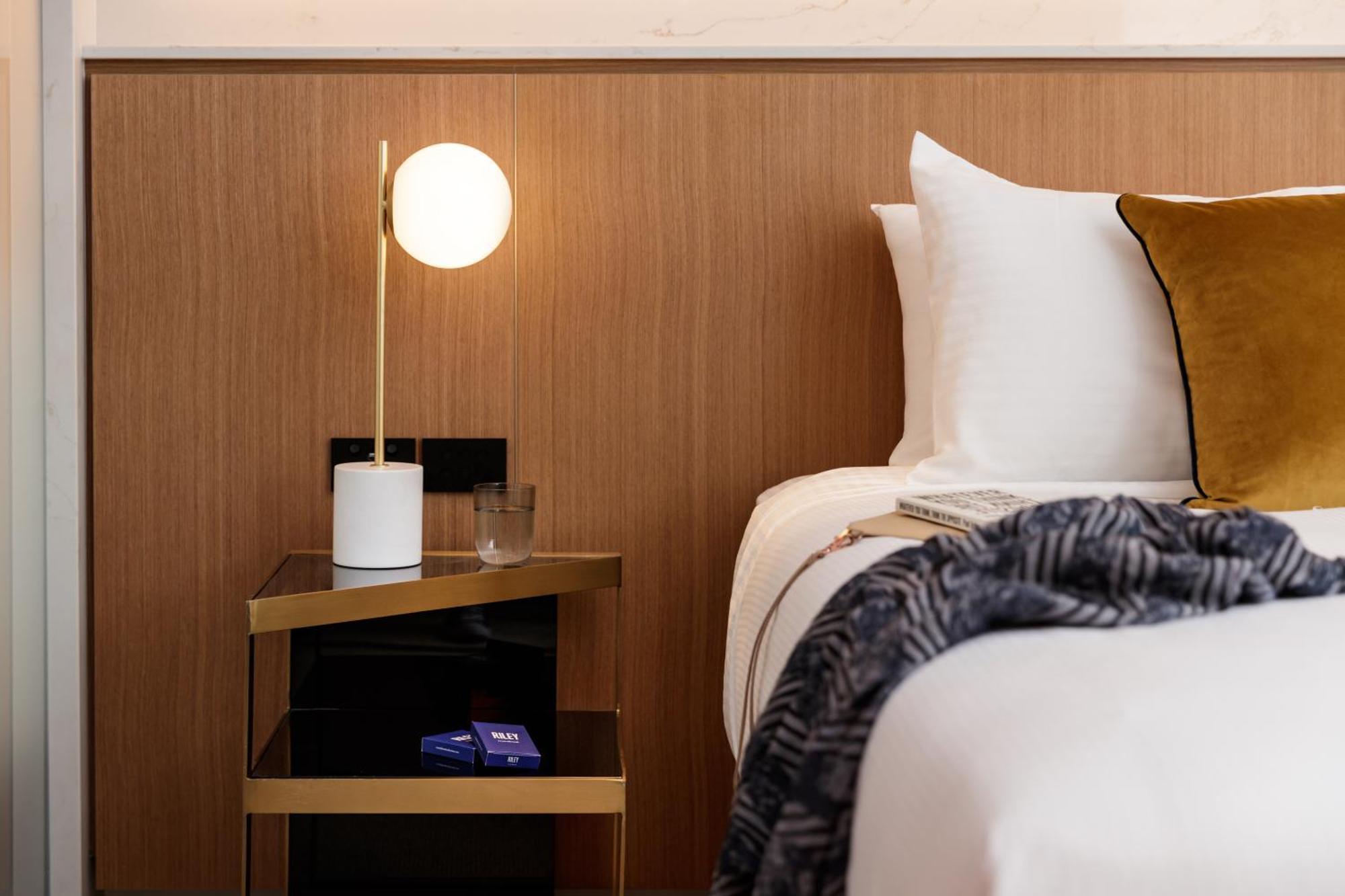 Crystalbrook Riley Cairns Exterior foto A bedside table