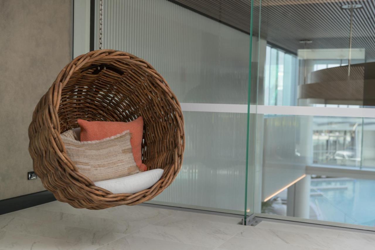 Crystalbrook Riley Cairns Exterior foto A hanging chair