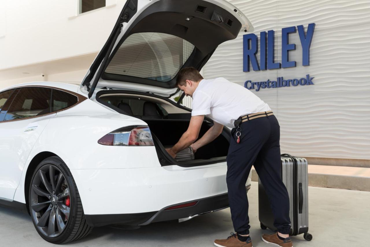 Crystalbrook Riley Cairns Exterior foto Tesla Model S with open liftgate