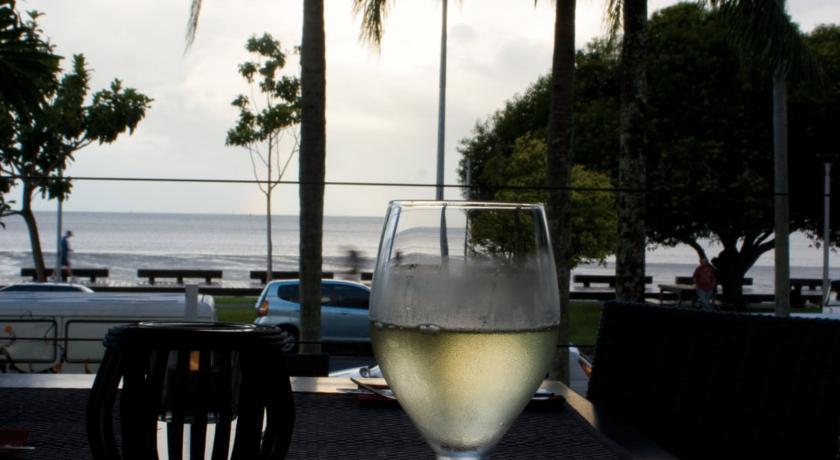 Crystalbrook Riley Cairns Exterior foto A glass of white wine