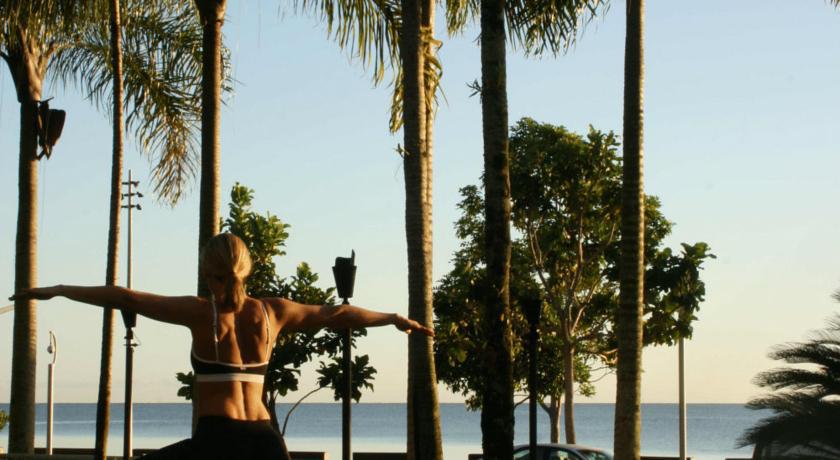 Crystalbrook Riley Cairns Exterior foto A woman doing a push-up